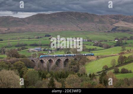 Premier Transennine Express CAF classe 397 Nova 2 train électrique Traversée du viaduc de Docker sur la ligne principale de la côte ouest à Cumbria Banque D'Images