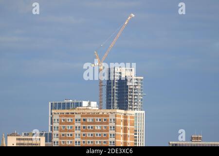 Les Marlborough Towers des années 1970 et la nouvelle Altus House, qui est le plus haut bâtiment du Yorkshire et de Leeds, en cours de construction. Banque D'Images