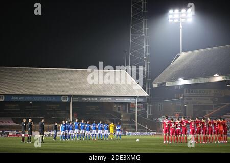 PETERBOROUGH, ANGLETERRE. 28 NOVEMBRE.UNE vue générale des équipes qui se préparent pour un silence de quelques minutes avant le match de la coupe FA entre Peterborough United et Chorley, sur London Road, Peterborough, le samedi 28 novembre 2020. (Crédit : James HolyOak | MI News) crédit : MI News & Sport /Alay Live News Banque D'Images