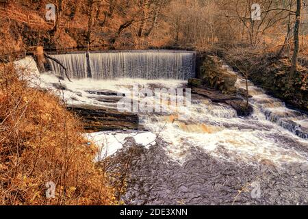 Birkacre Weir à Yarrow Valley Country Park couvre plus de 300 hectares et est situé entre Chorley et Coppull. Banque D'Images