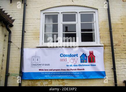 Chalfont St Giles, Buckinghamshire, Royaume-Uni. 28 novembre 2020. Un message de confort et de joie pour Noël de l'église paroissiale Chalfont St Giles. Les églises restent actuellement temporairement fermées pour des services pendant le confinement de Covid-19 2. Crédit : Maureen McLean/Alay Live News Banque D'Images