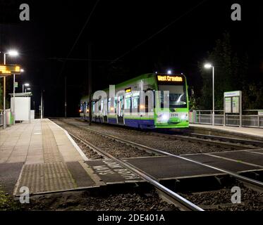 Premiers tramways de Londres Croydon Tramlink Bombardier flexitiy SWIFT CR4000 tram no 2539 à l'arrêt de tramway Coombe Lane, Croydon, Londres, succursale de New Addington Banque D'Images