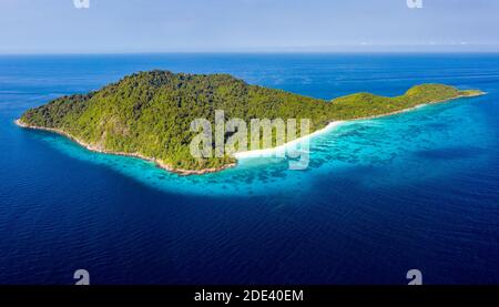 Vue aérienne de la magnifique île tropicale de Koh Tachai dans les îles Similan, Thaïlande Banque D'Images