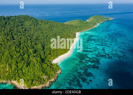 Vue aérienne d'une plage déserte sur une île tropicale sauvage entourée d'un récif de corail (Koh Tachai). Banque D'Images