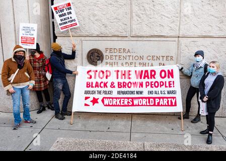 Philadelphie, Pennsylvanie, États-Unis. 28 novembre 2020. Les participants au rassemblement d'aujourd'hui au centre de détention de Philadelphie posent pour une photo tenant des bannières et des panneaux. Crédit : Christopher Evens/ZUMA Wire/Alay Live News Banque D'Images