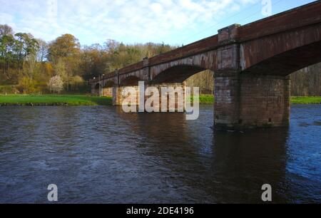 Pont Mertoun sur le battement supérieur du Mertoun de la rivière Tweed vu de St Cuthberts Way près de St Boswells, Roxburghshire, Scottish Borders, Royaume-Uni. Banque D'Images