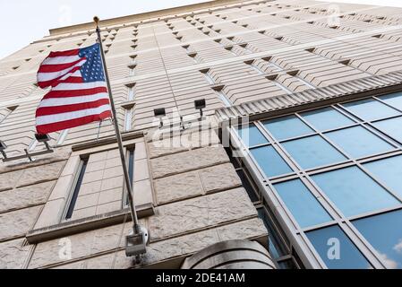 Philadelphie, Pennsylvanie, États-Unis. 28 novembre 2020. Le drapeau américain vole sur un mât à l'avant du centre de détention de Philadelphie sur Arch Street. Crédit : Christopher Evens/ZUMA Wire/Alay Live News Banque D'Images