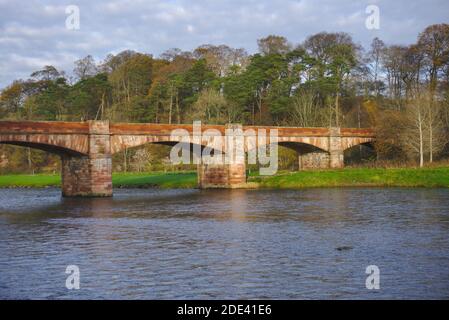 Pont Mertoun sur le battement supérieur du Mertoun de la rivière Tweed vu de St Cuthberts Way près de St Boswells, Roxburghshire, Scottish Borders, Royaume-Uni. Banque D'Images