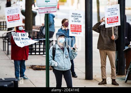 Philadelphie, Pennsylvanie, États-Unis. 28 novembre 2020. Deux douzaines de personnes se sont ralliées au Parti mondial des travailleurs, en face du Centre fédéral de détention du centre-ville de Philadelphie, pour manifester leur solidarité avec Russell Maroon Shoatz, Mumia Abu-Jamal et tous ceux qui se trouvent à l'intérieur, et pour exiger leur libération, qu'ils soient incarcérés dans des prisons de la ville, prisons d'état ou centres de détention fédéraux. Crédit : Christopher Evens/ZUMA Wire/Alay Live News Banque D'Images