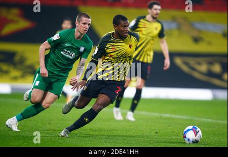 Watford, Royaume-Uni. 28 novembre 2020. WATFORD, ANGLETERRE - NOVEMBRE 28 : Christian Kabasele de Watford bat Emil Riis Jakobsen de Preston North End pendant le championnat entre Watford et Preston North End au stade Vicarage Road, Watford, Royaume-Uni le 28 novembre 2020 Credit: Action Foto Sport/Alay Live News Banque D'Images