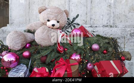 Une pile de cadeaux et un ours en peluche comme un Arrière-plan de Noël Banque D'Images