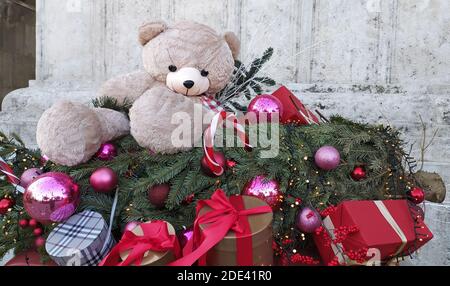 Une pile de cadeaux et un ours en peluche comme un Arrière-plan de Noël Banque D'Images