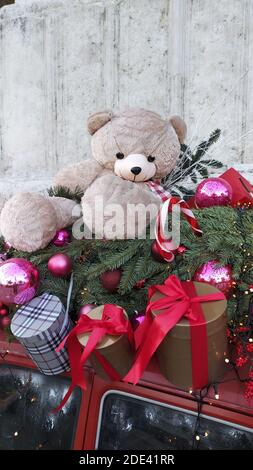 Une pile de cadeaux et un ours en peluche comme un Arrière-plan de Noël Banque D'Images