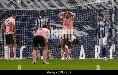 Max Lowe (13) de Sheffield United semble abattu alors que son coéquipier Lys Mousset n'atteint pas la cible lors des phases de clôture du match de la Premier League aux Hawthorns, West Bromwich. Banque D'Images