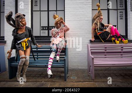 Les modèles se posent alors qu'ils présentent des vêtements du couturier Pierre Garroudi lors d'un shoot mode flashmob sur Carnaby Street, Londres. Banque D'Images