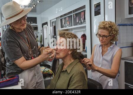 DATE DE SORTIE: Novembre 24 2020 TITRE: Hillbilly Elegy STUDIO: Netflix DIRECTEUR: Ron Howard PARCELLE: Un étudiant en droit de Yale tiré vers sa ville natale grappâts avec l'histoire de la famille, les valeurs Appalaches et le rêve américain. AVEC: GLENN FERMER sur le set de Hillbilly Elegy.. (Image de crédit : © Netflix/Entertainment Pictures) Banque D'Images