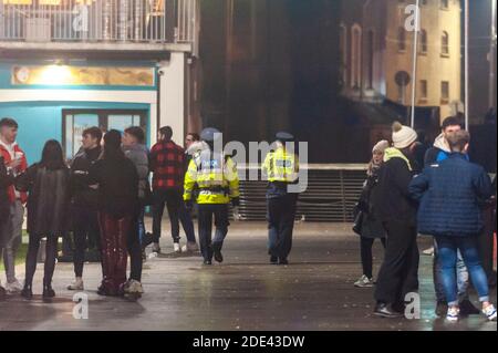 Cork, Irlande. 28 novembre 2020. Le centre-ville de Cork était très animé ce soir avec des gens qui buvaient dans les rues. Il y avait une grande présence de Garda pour empêcher une répétition du comportement anti-social du week-end dernier. Crédit : AG News/Alay Live News Banque D'Images