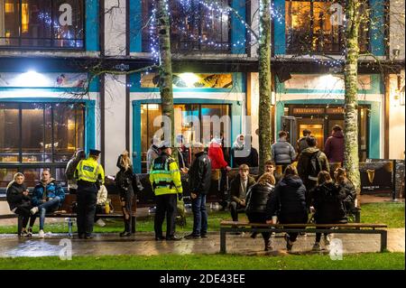 Cork, Irlande. 28 novembre 2020. Le centre-ville de Cork était très animé ce soir avec des gens qui buvaient dans les rues. Il y avait une grande présence de Garda pour empêcher une répétition du comportement anti-social du week-end dernier. Crédit : AG News/Alay Live News Banque D'Images