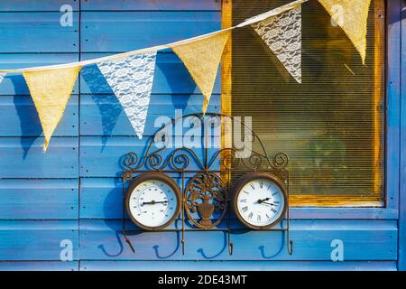 Extérieur d'un abri de jardin avec bunkting et une horloge et thermomètre météorologique, Garden, Kilwinning, Ayrshire, Écosse, Royaume-Uni Banque D'Images