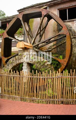 Un gros plan d'un ancien moulin à eau dans le quartier colonial à côté de la Hilltop Tavern dans la ville historique de Saint Augustine, FL, Banque D'Images