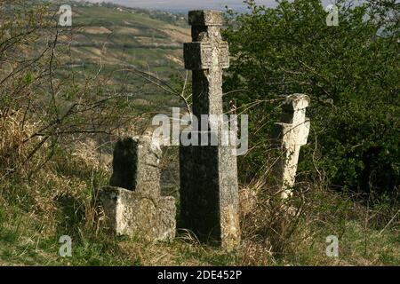 Crucifix en bord de route dans la campagne roumaine. Trois croix de pierre sur une colline. Banque D'Images