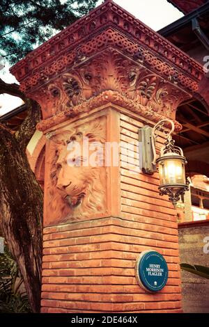 Une tête de Lion de style bas relief incrustée dans le pilier avec des casquettes ornées à la magnifique architecture de la Renaissance espagnole à l'hôtel Ponce de Leon, maintenant Banque D'Images