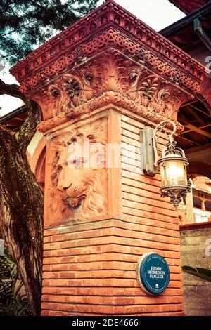 Une tête de Lion de style bas relief incrustée dans le pilier avec des casquettes ornées à la magnifique architecture de la Renaissance espagnole à l'hôtel Ponce de Leon, maintenant Banque D'Images