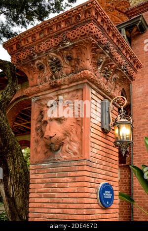 Une tête de Lion de style bas relief incrustée dans le pilier avec des casquettes ornées à la magnifique architecture de la Renaissance espagnole à l'hôtel Ponce de Leon, maintenant Banque D'Images