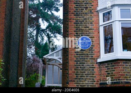 Sir Flinders Petrie Egyptologue plaque bleue par English Heritage à Hampstead Village, Londres sur une fin de maison mitoyenne. Banque D'Images