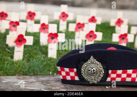 Argyll et Sutherland Highlanders Glengarry à côté des croisements en mémoire. Banque D'Images