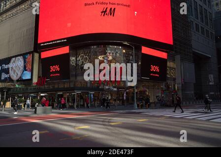 Manhattan, New York. 27 novembre 2020. Magasin H&M de Times Square annonçant les soldes du Vendredi fou. Banque D'Images