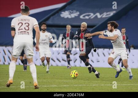 Neymar da Silva Santos Junior - Neymar Jr (PSG) a lutté Pour le ballon contre Paul BAYSSE (Girondins de Bordeaux) Pendant le / LM Banque D'Images