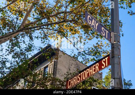 La rue gay dans la rue Greenwich Village. Au bout de cette petite rue, au 15 Christopher St, la célèbre librairie spécialisée dans le thème gay sur t