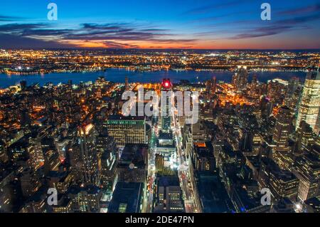 Vue aérienne sur les gratte-ciel de Manhattan et de l'Hudson depuis l'Empire State Building. Vue sur les appartements Webser, la gare de Pennsylvanie et Huds Banque D'Images
