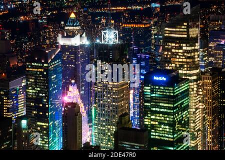 Vue aérienne depuis l'Empire State Building. Vues aériennes de nuit sur le bâtiment MetLife et d'autres bâtiments de Lower Midtown . L'activité frénétique est du Banque D'Images