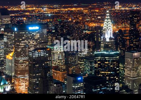 Vue aérienne depuis l'Empire State Building. Vue de nuit de Lower Midtown avec Metlife Building et le Chrysler Building en hauteur dépassant d'autres im Banque D'Images