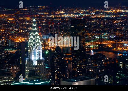 Vue aérienne depuis l'Empire State Building. Vue nocturne de Lower Midtown avec le Chrysler Building en hauteur qui projette d'autres gratte-ciels impressionnants. Banque D'Images