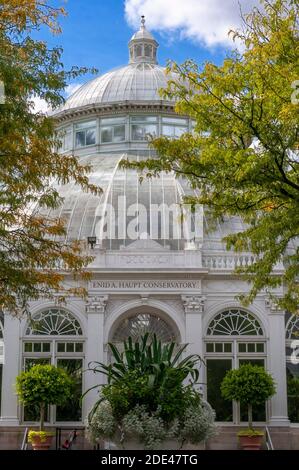 Enid A. Haupt Conservatory and Pond with Water lilies Greenhouse, New York Botanical Garden, Bronx, New York City, New York State, États-Unis. Banque D'Images