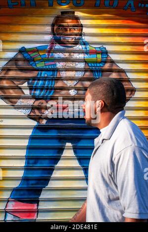 NEW YORK, Graffiti peint à l'ombre d'un établissement de Harlem. À New York en noir et en banlieue comme le Bronx, Brooklyn et Harlem, la naissance o Banque D'Images