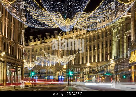 Feux de signalisation verts et feux de Noël et décoration à Londres regent rue au-dessus de Noël, Londres, Angleterre Banque D'Images