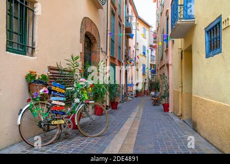 Rue dans la ville médiévale de Collioure dans le sud De France Languedoc-Roussillon Côte Vermeille midi Pyrénées Occitanie Europe Banque D'Images