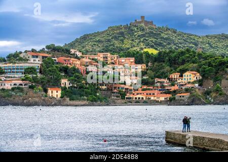 Tour et paysage plage de bord de mer du village pittoresque de Collioure, près de Perpignan au sud de la France Languedoc-Roussillon Côte Vermeille midi Banque D'Images