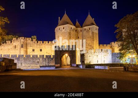 Cité fortifiée de Carcassonne, cité médiévale classée au patrimoine mondial de l'UNESCO, harbore d'Aude, Languedoc-Roussillon midi Pyrénées Aude France Banque D'Images