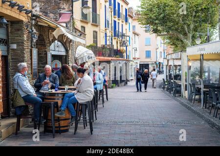 Bars et restaurants dans la rue principale du Moyen-âge Ville de Collioure dans le sud de la France Languedoc-Roussillon Côte Vermeille midi Pyrénées occ Banque D'Images