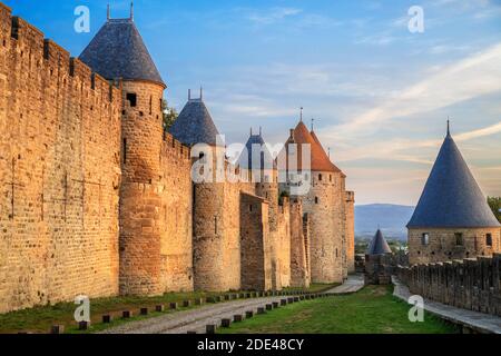 Cité fortifiée de Carcassonne, cité médiévale classée au patrimoine mondial de l'UNESCO, harbore d'Aude, Languedoc-Roussillon midi Pyrénées Aude France Banque D'Images