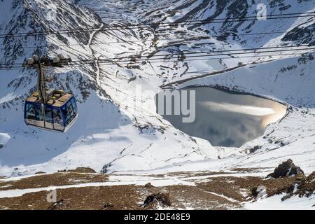 Lac de la Mongie d'Oncet et téléphérique montant à l'Observatoire du pic du midi de Bigorre, Hautes Pyrénées, midi Pyrénées, France Banque D'Images