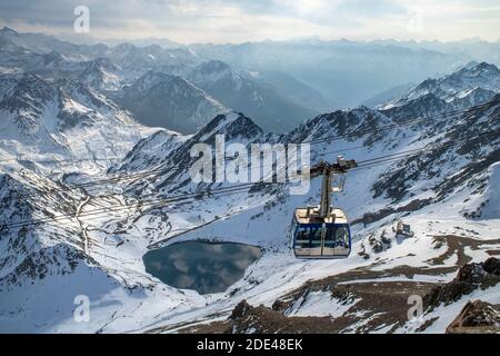 Lac de la Mongie d'Oncet et téléphérique montant à l'Observatoire du pic du midi de Bigorre, Hautes Pyrénées, midi Pyrénées, France Banque D'Images