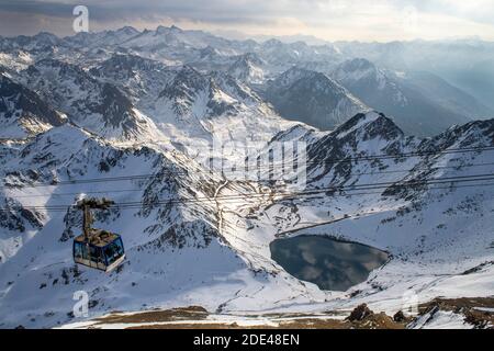 Lac de la Mongie d'Oncet et téléphérique montant à l'Observatoire du pic du midi de Bigorre, Hautes Pyrénées, midi Pyrénées, France Banque D'Images