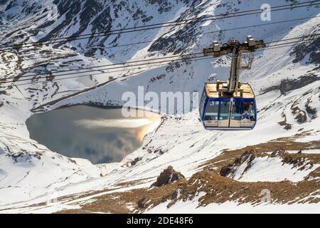 Lac de la Mongie d'Oncet et téléphérique montant à l'Observatoire du pic du midi de Bigorre, Hautes Pyrénées, midi Pyrénées, France Banque D'Images