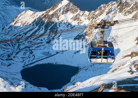Lac de la Mongie d'Oncet et téléphérique montant à l'Observatoire du pic du midi de Bigorre, Hautes Pyrénées, midi Pyrénées, France Banque D'Images
